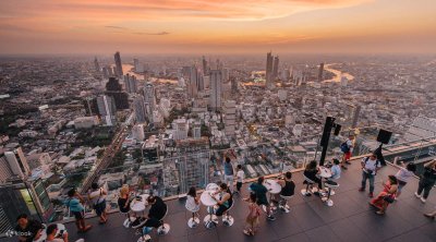 Il King Power Mahanakhon è un’iconica torre a Bangkok, con una storia unica e una vista spettacolare.